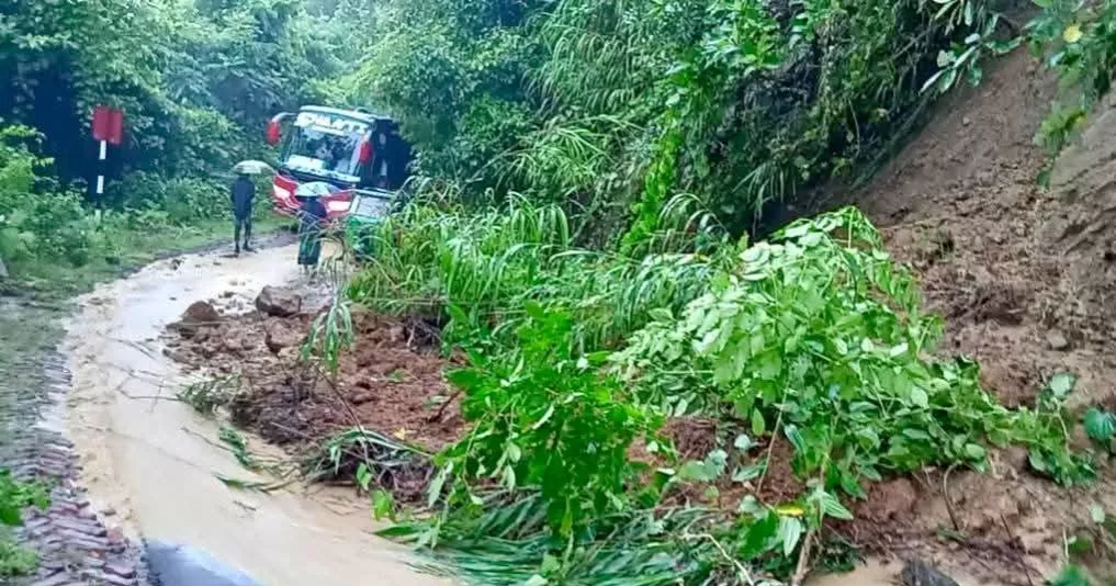পাহাড় ধস, বাঘাইছড়ির সঙ্গে খাগড়াছড়ির সড়ক যোগাযোগ বন্ধ