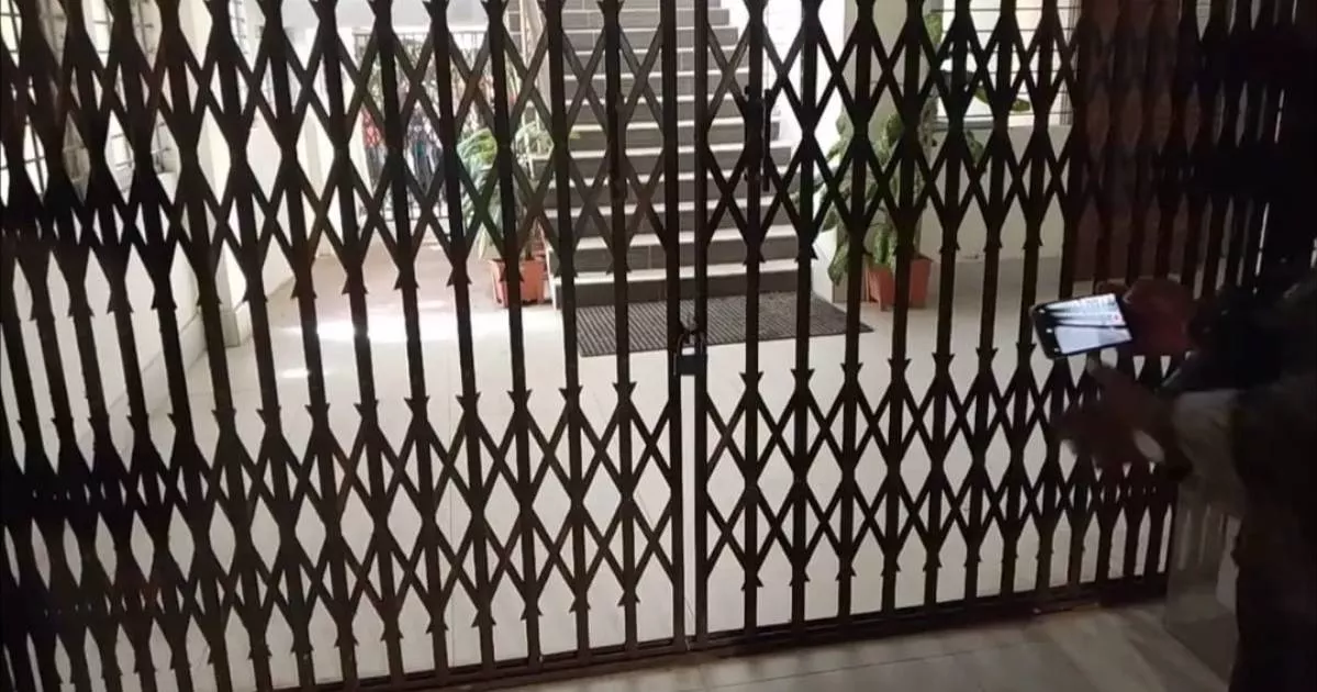 উপাচার্যকে ভেতরে রেখে ভবনে তালা চুয়েট শিক্ষার্থীদের