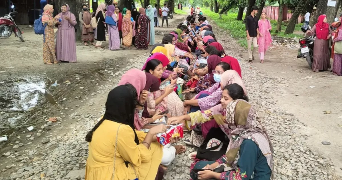 কম্বাইন্ড ডিগ্রির দাবিতে বাকৃবি শিক্ষার্থীদের রেলপথ অবরোধ