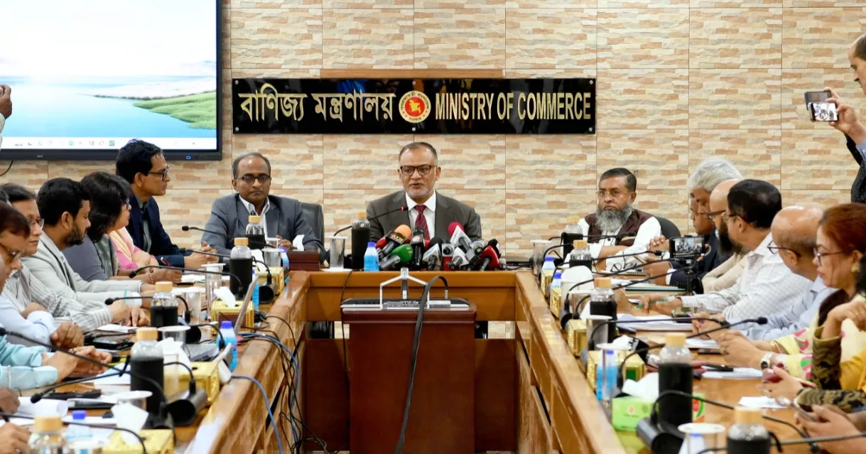চলতি অর্থবছরে পণ্য ও সেবা রপ্তানির লক্ষ্য ৬,৩৫০ কোটি টাকা