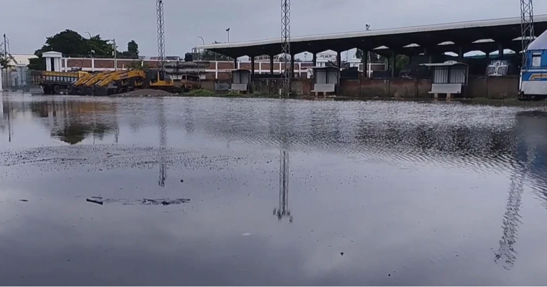 বেনাপোল বন্দরে হাঁটুপানিতে পণ্য খালাস, দুর্ভেগে পরিবহন কার্যক্রম