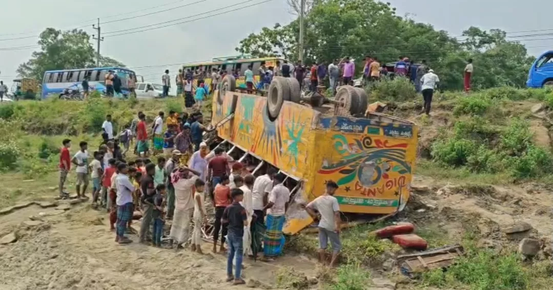 ব্রাহ্মণবাড়িয়ায় বাস খাদে পড়ে নিহত ৪, আহত ২৫