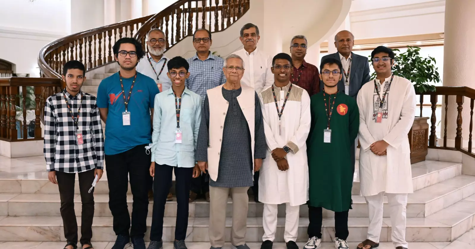 প্রধান উপদেষ্টার সঙ্গে সাক্ষাৎ করলেন আন্তর্জাতিক গণিত-জীববিজ্ঞান অলিম্পিয়াডে পদকজয়ী ৬ শিক্ষার্থী