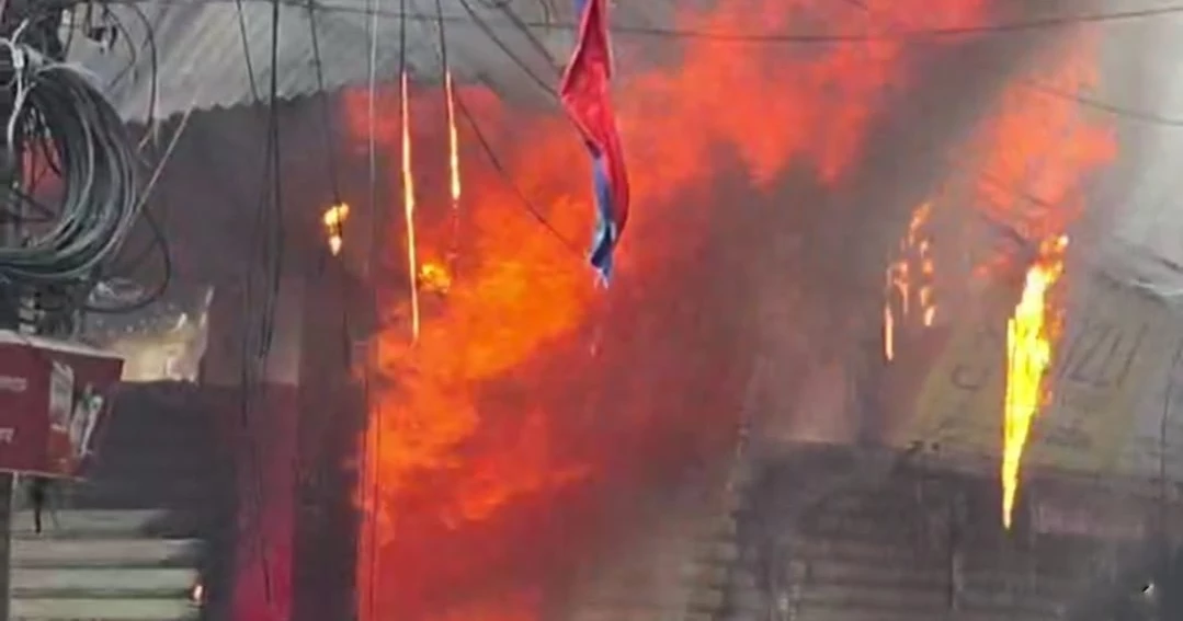 মাধবদীতে ভয়াবহ আগুনে পুড়ে গেল ৭ দোকান