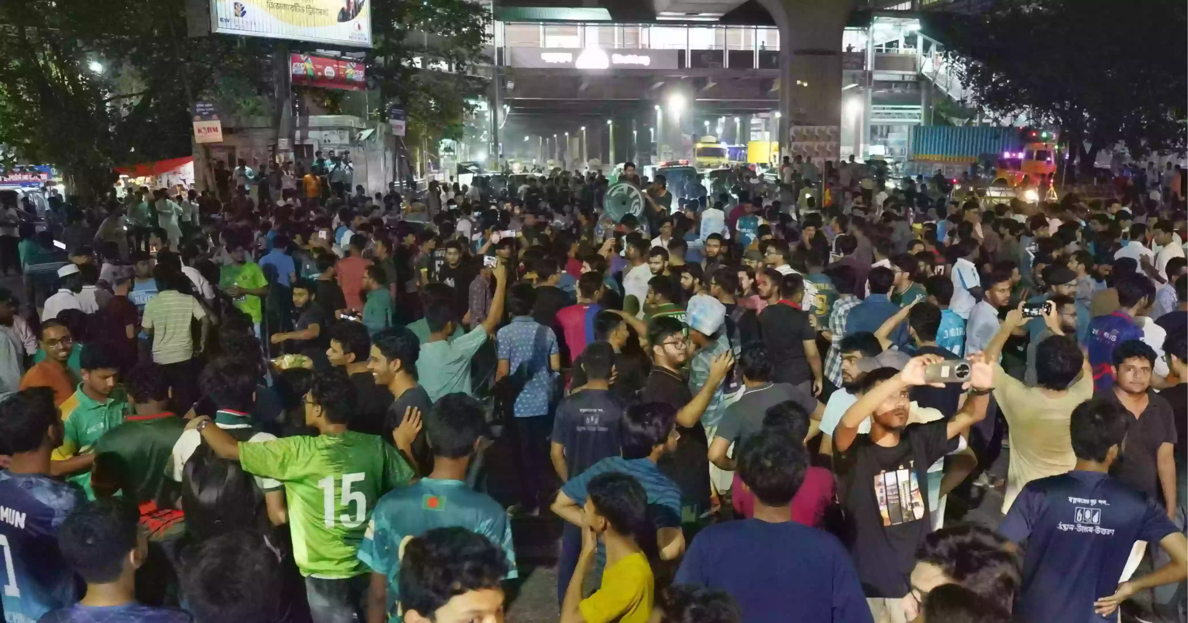 কুয়েটের উপাচার্যের পদত্যাগের দাবিতে শাহবাগ অবরোধ