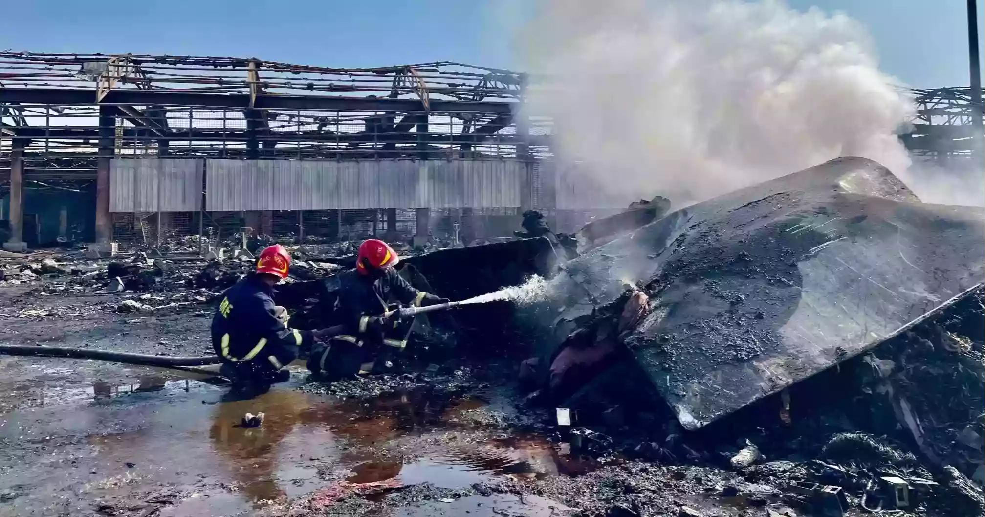 ২৭ ঘণ্টা পর নিভল শাহজালাল কার্গো ভিলেজের আগুন