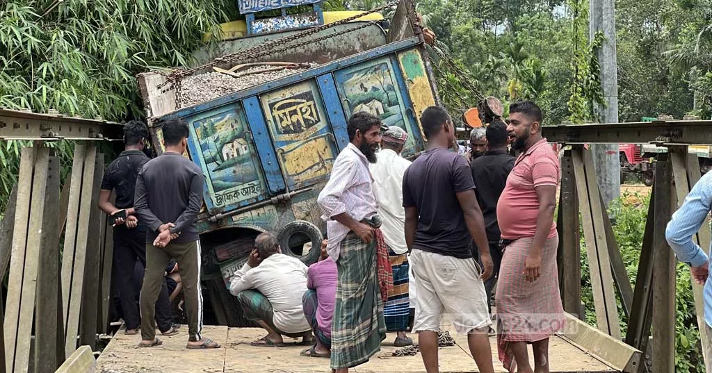 খাগড়াছড়ির দীঘিনালায় বেইলি সেতু ভেঙে যান চলাচল বন্ধ