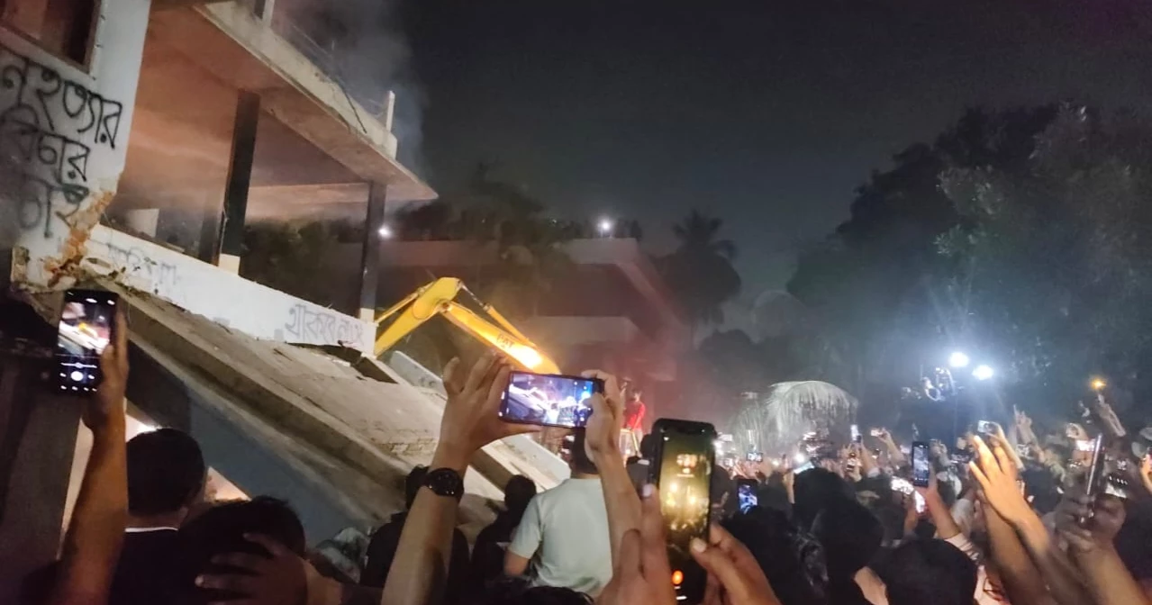 ধানমণ্ডি ৩২-এর বাড়িতে ব্যাপক ভাঙচুর, অগ্নিসংযোগ