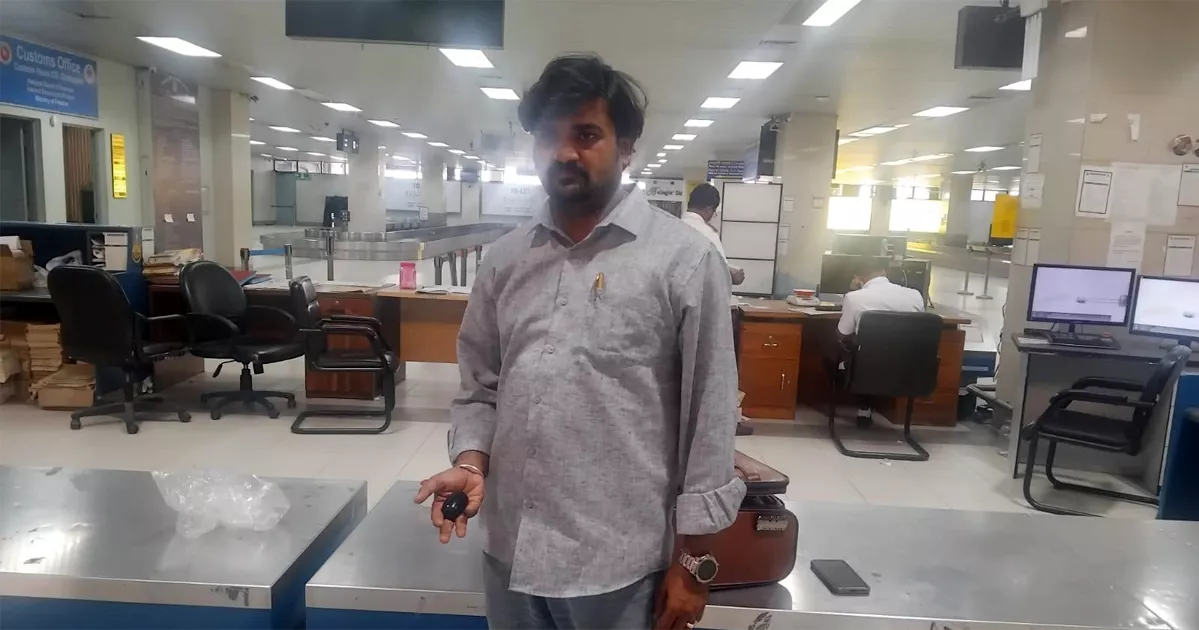 অন্তর্বাসের মধ্যে ক্যাপসুলসদৃশ স্বর্ণ, শাহ আমানতে ভারতীয় যাত্রী আটক