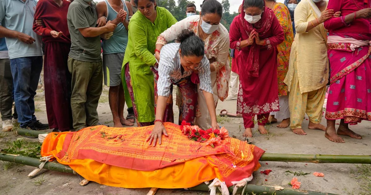 নেপালে নিখোঁজদের প্রতীকী শেষকৃত্য পালন করছেন স্বজনরা
