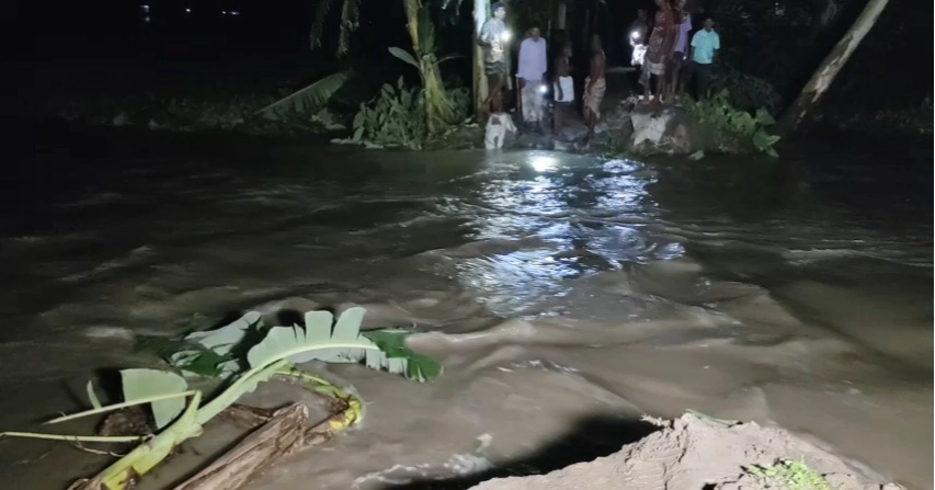 বিপৎসীমার ওপরে তিস্তার পানি, ধুবনি বাঁধ ভেঙে পানি ঢুকছে লোকালয়ে