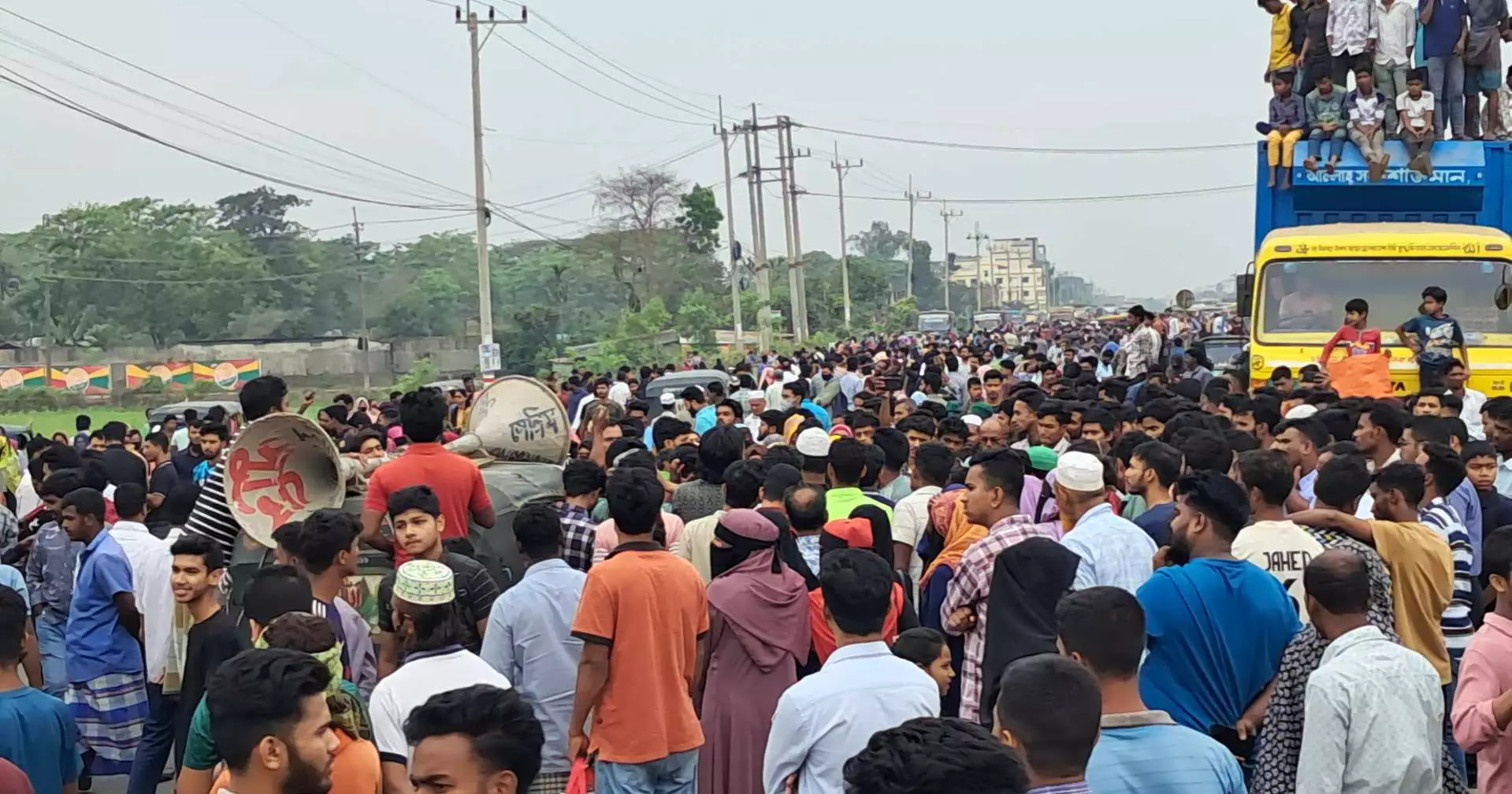 বন্য হাতির আক্রমণে শিশুর মৃত্যু, লাশ নিয়ে সড়ক অবরোধ
