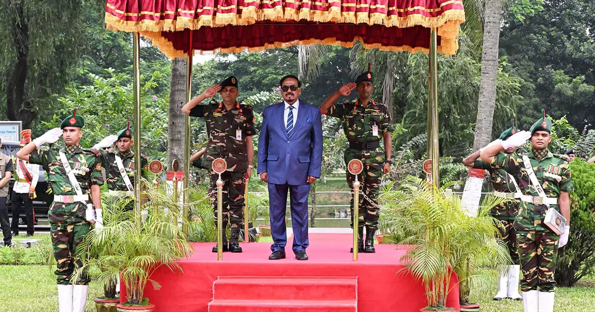 বঙ্গভবন ছাড়লেন ভারপ্রাপ্ত রাষ্ট্রপতি হাফিজ উদ্দিন আহমদ