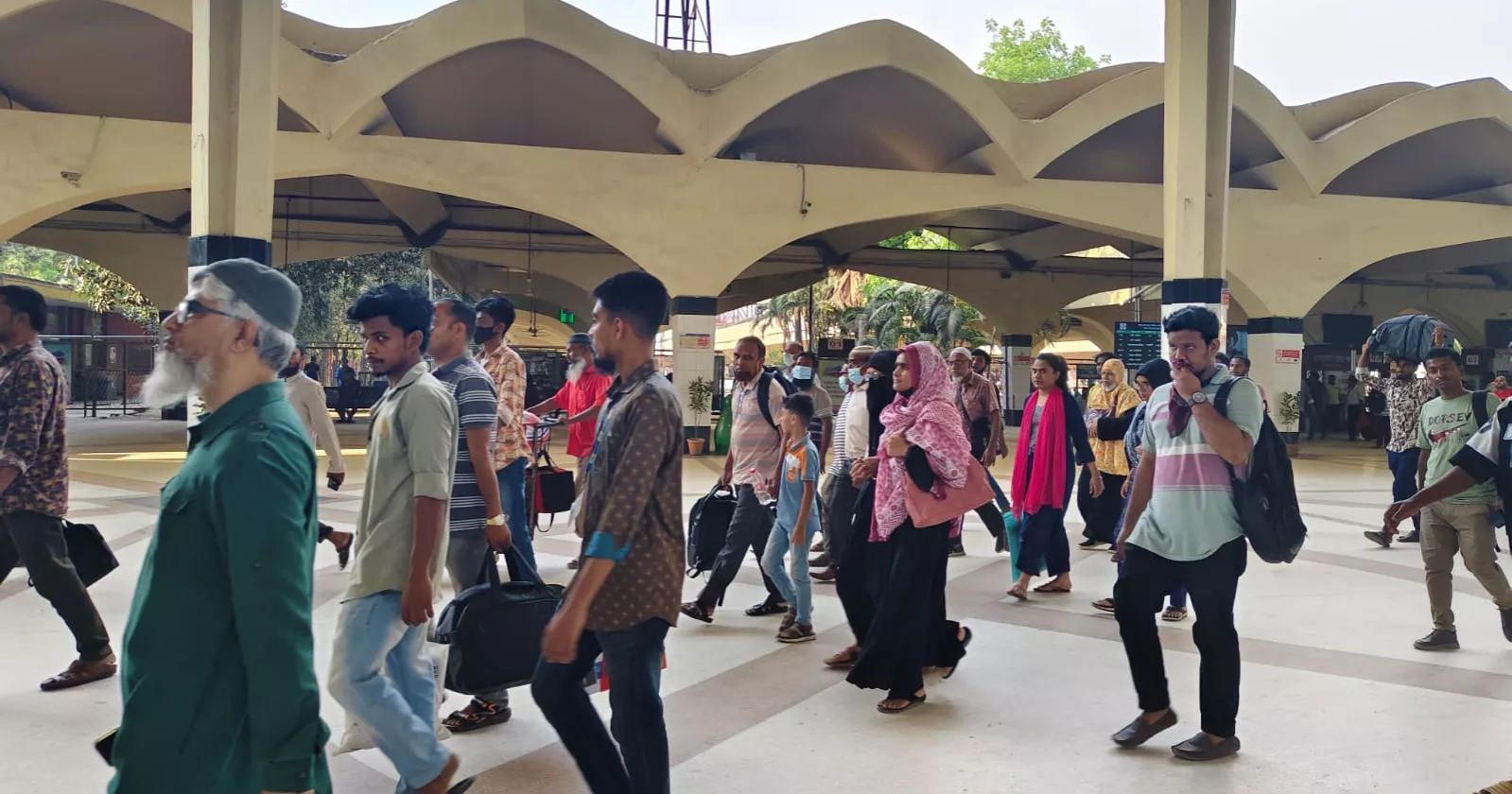 নিমিষেই শেষ অনলাইনে ট্রেনের টিকিট, কেন?