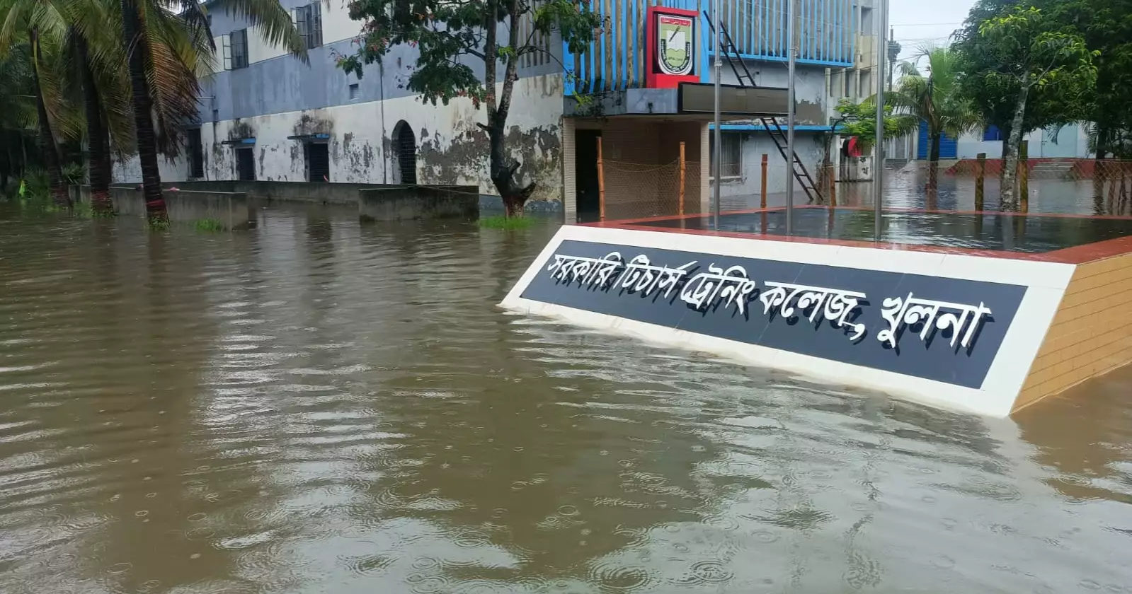 ভারী বর্ষণে খুলনার দৌলতপুর-খানজাহান আলী থানার বিভিন্ন এলাকা প্লাবিত