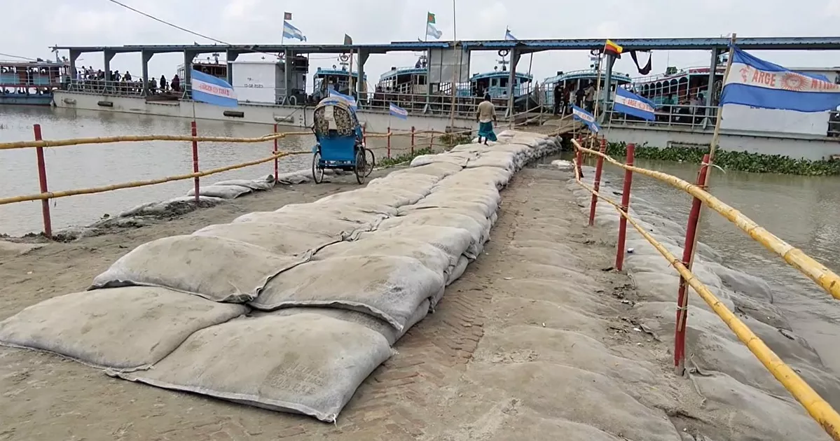 পদ্মায় পানি বাড়ায় ফেরি চলাচল ব্যাহত, পাটুরিয়ায় ফেরি-লঞ্চে ওঠানামায় বেড়েছে দুর্ভোগ