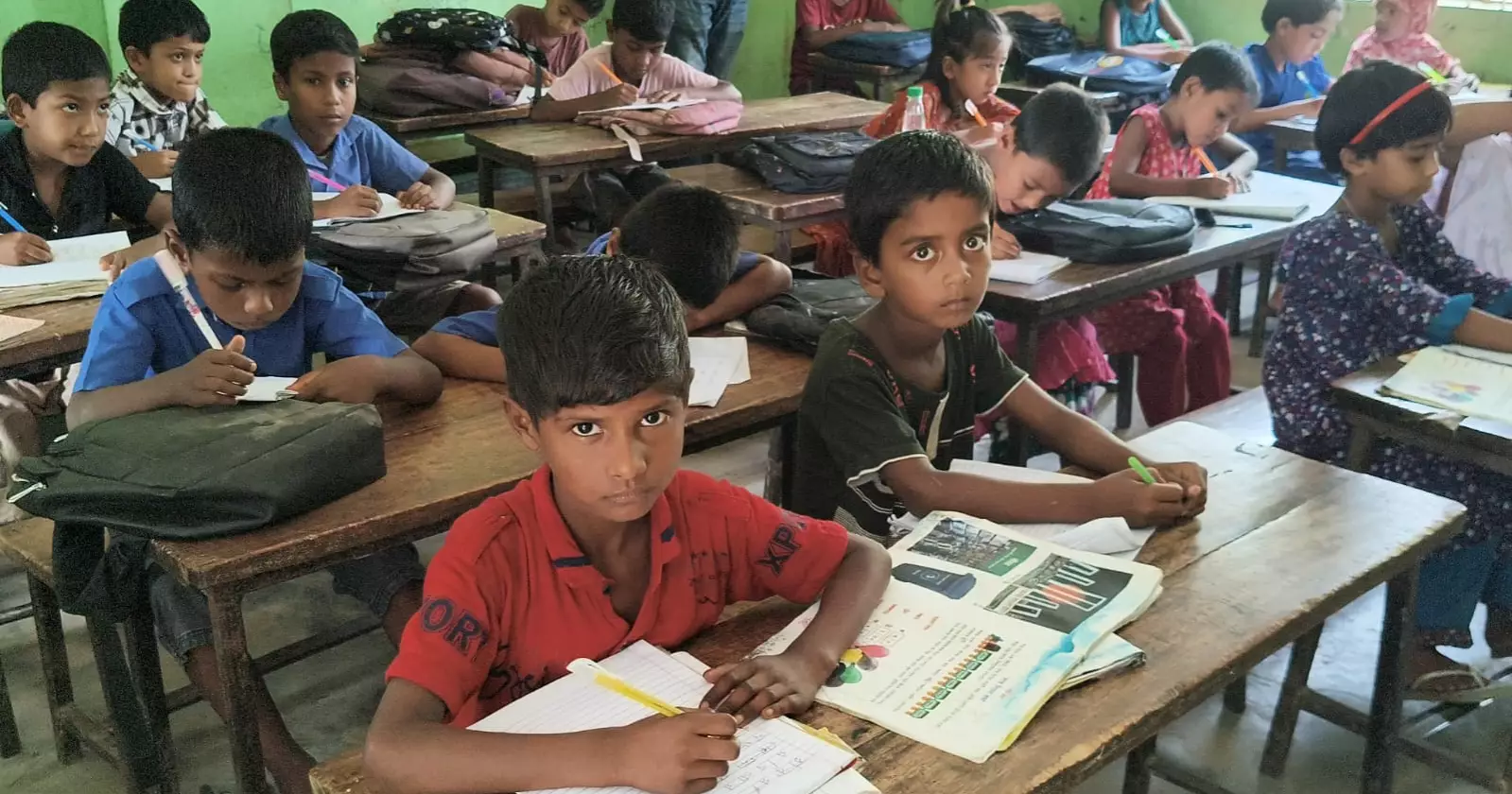 দুই বছর আগে পরিত্যক্ত হয়েছে বিদ্যালয়ের ঝুঁকিপূর্ণ ভবন, মন্দিরের বারান্দায় চলছে পাঠদান