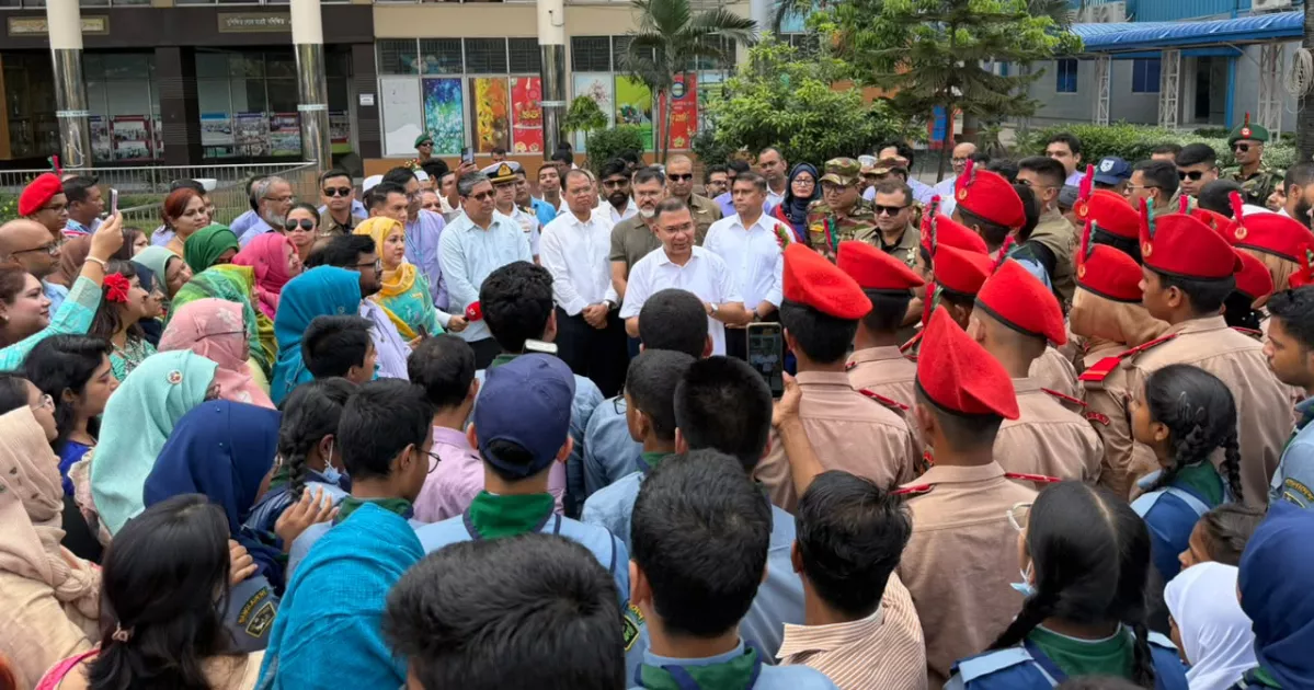 ঢাকার ১৩ স্থানে প্রধানমন্ত্রীর আকস্মিক পরিদর্শন, পরিচ্ছন্নতায় বেঁধে দিলেন সময়