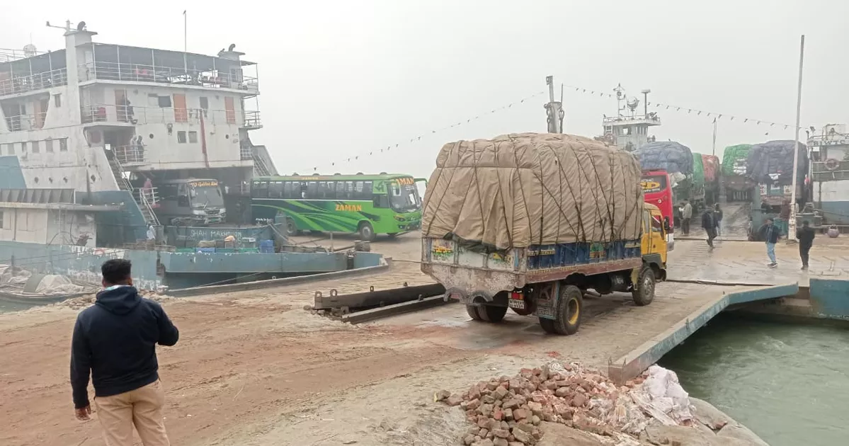 ১৫ ঘণ্টা পর দুই নৌরুটে ফেরি চলাচল শুরু