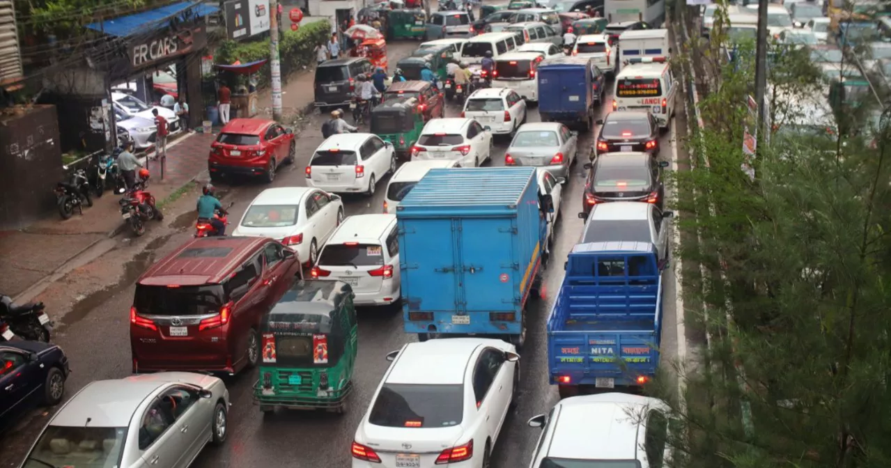টানা আন্দোলন-বৃষ্টিতে রাজধানীবাসীর ভোগান্তি চরমে