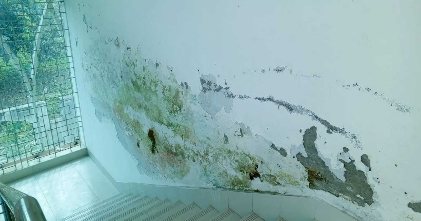 ৫ বছরেই বেহাল চুয়াডাঙ্গা জেলা মডেল মসজিদ