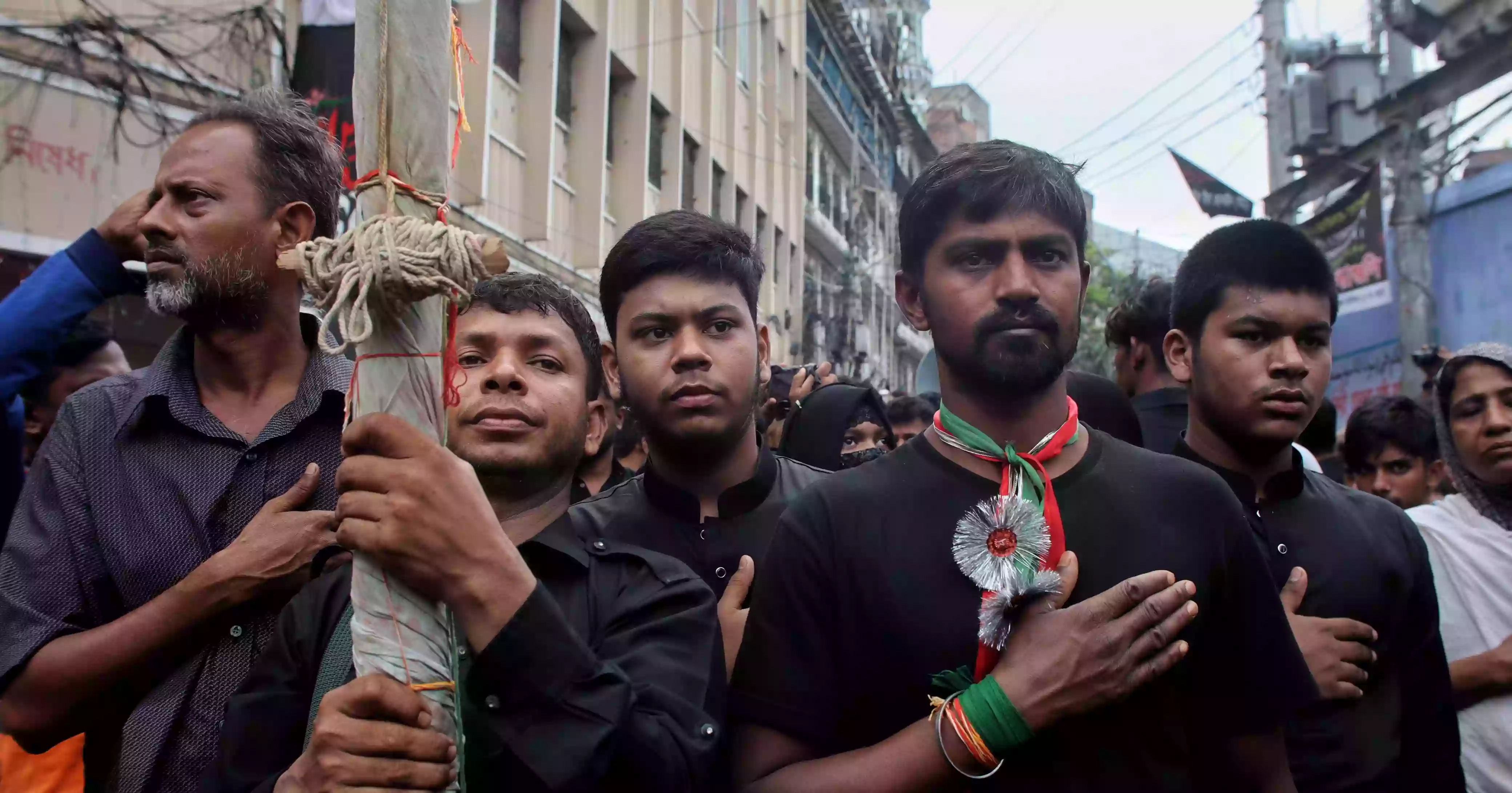 ধর্মীয় ভাবগম্ভীর পরিবেশে সারা দেশে পালিত হচ্ছে আশুরা