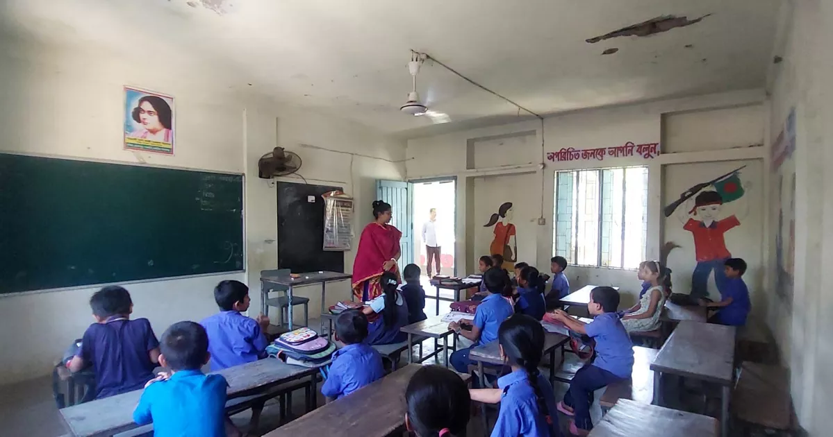 ফেনীতে সংস্কার হয়নি ২৮৪ প্রাথমিক বিদ্যালয়, ঝুঁকিপূর্ণ ভবনে চলছে পাঠদান