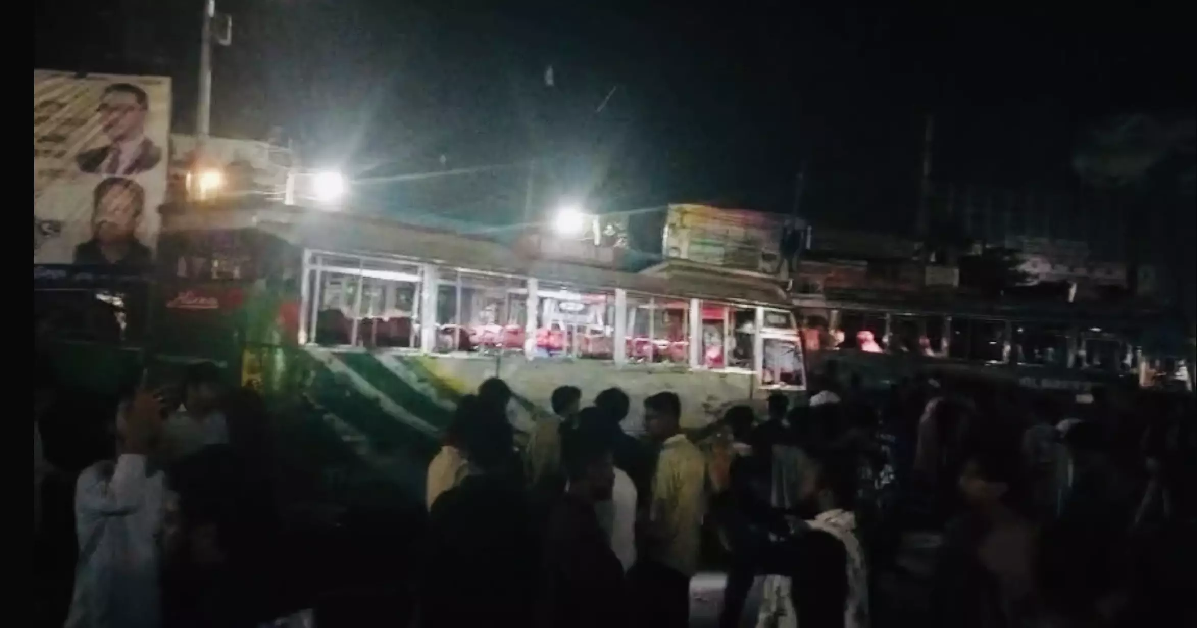 হাফ ভাড়া নিয়ে বিরোধের জেরে বরিশালে ‘অর্ধশতাধিক’ বাস ভাঙচুর