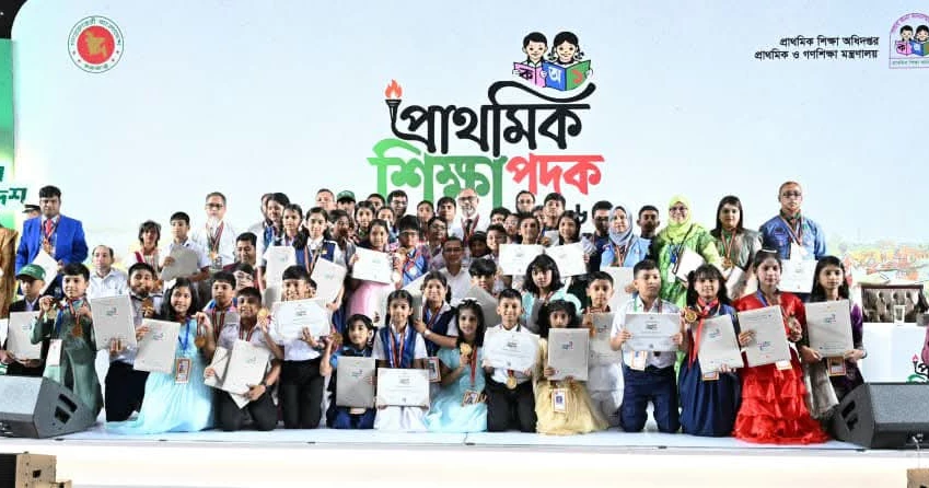 বিজয়ীদের হাতে জাতীয় শিক্ষা পদক পুরস্কার তুলে দিলেন প্রধানমন্ত্রী