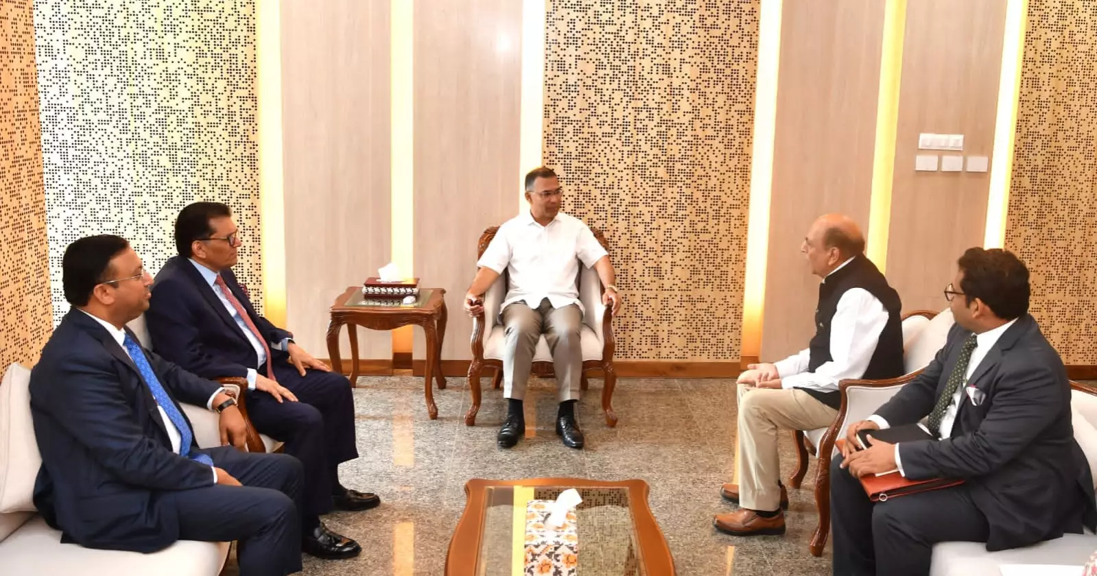 প্রধানমন্ত্রীর সঙ্গে ভারতীয় হাইকমিশনারের সাক্ষাৎ