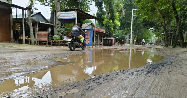 কুষ্টিয়ায় খানাখন্দে ভরা সড়কে ভোগান্তি বাড়িয়েছে বৃষ্টি