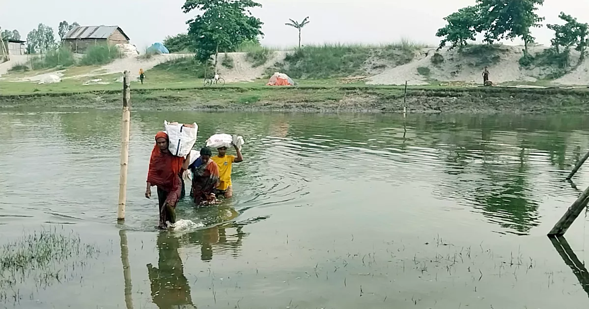 সাঁকো ভেঙেছে এক মাস, সাঁতরে নদী পার হচ্ছে ৮ গ্রামের মানুষ