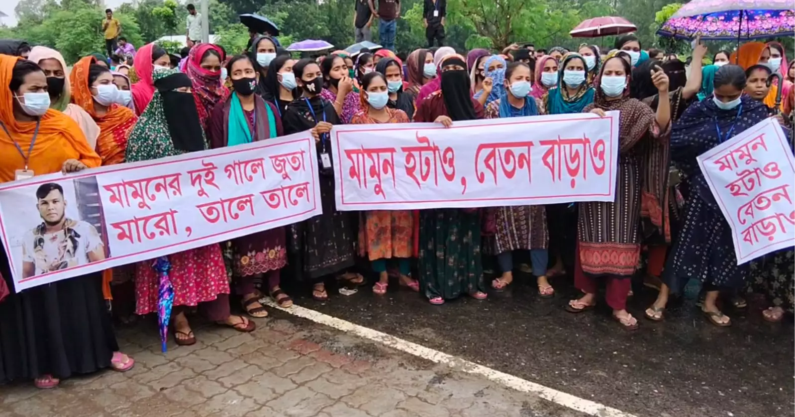 মানিকগঞ্জে বেতন-ভাতার দাবিতে মহাসড়ক অবরোধ শ্রমিকদের, ফেরিঘাটমুখী যাত্রীদের দুর্ভোগ