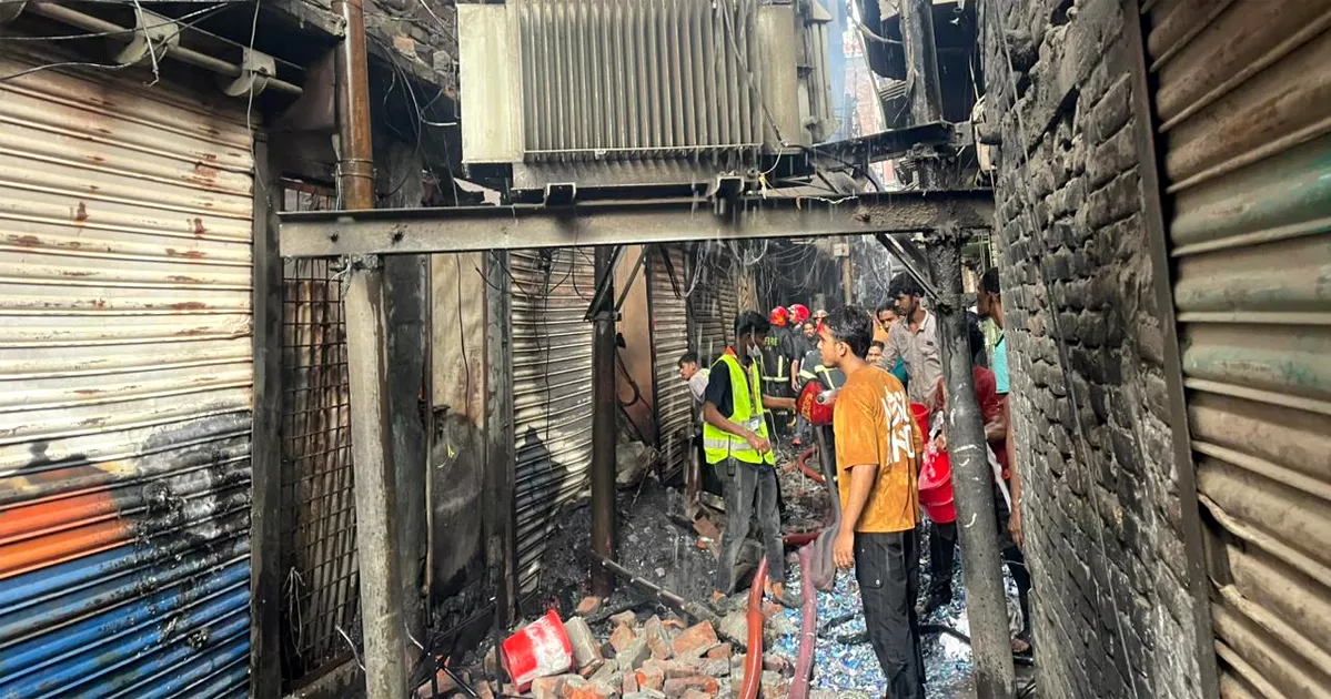 ভয়াবহ আকার নিয়েছে ইসলামবাগের আগুন, নিয়ন্ত্রণে ১১ ইউনিট