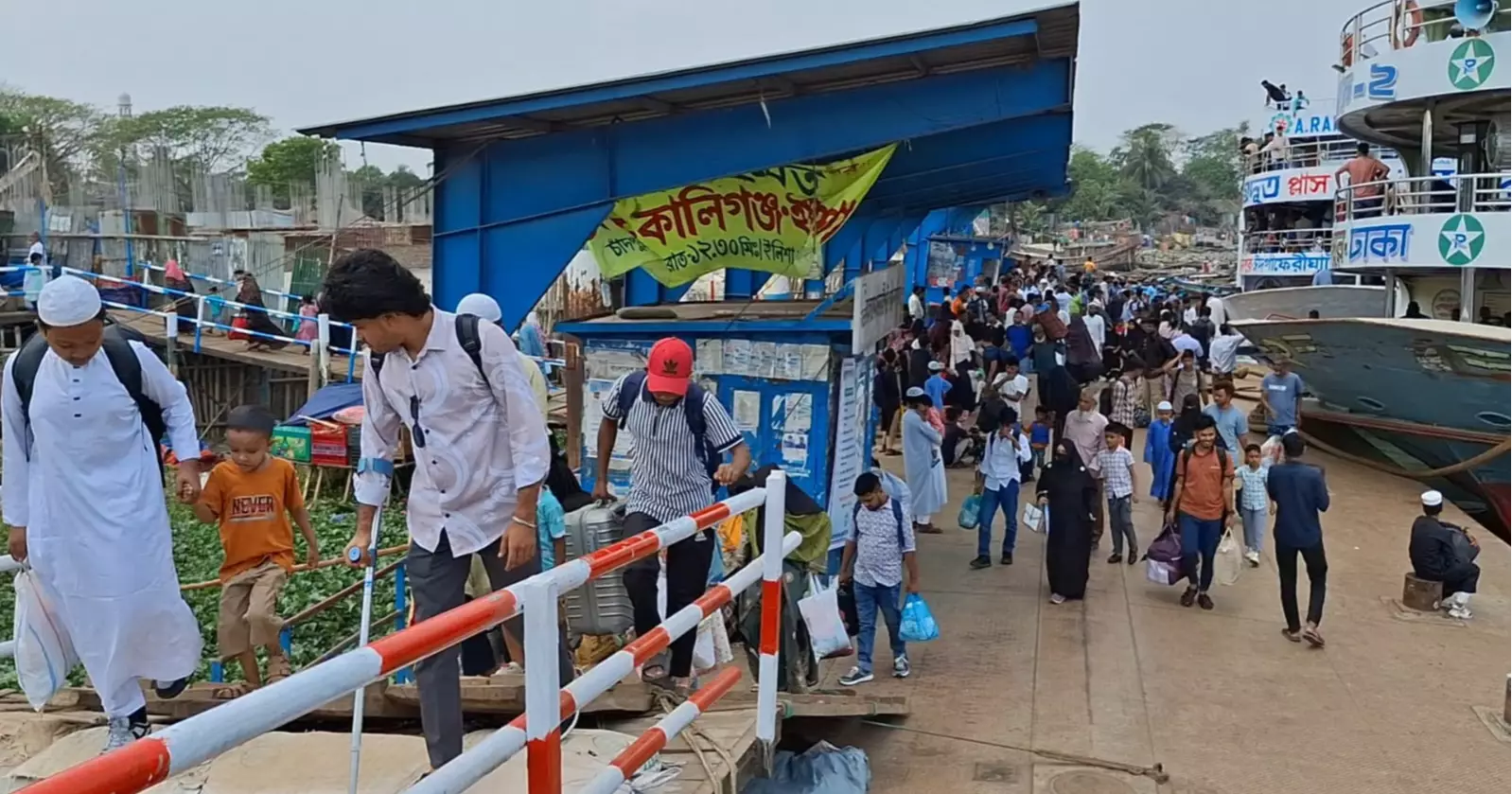 নির্মাণকাজ শেষ না হওয়ায় চাঁদপুর লঞ্চঘাটে ঈদে ঘরমুখো যাত্রীদের দুর্ভোগ