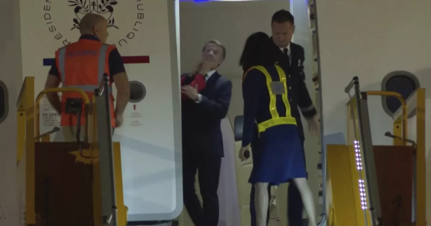 স্ত্রীর ‘চড় থাপ্পড়’ খেলেন, না মজা করলেন প্রেসিডেন্ট ম্যাক্রোঁ!