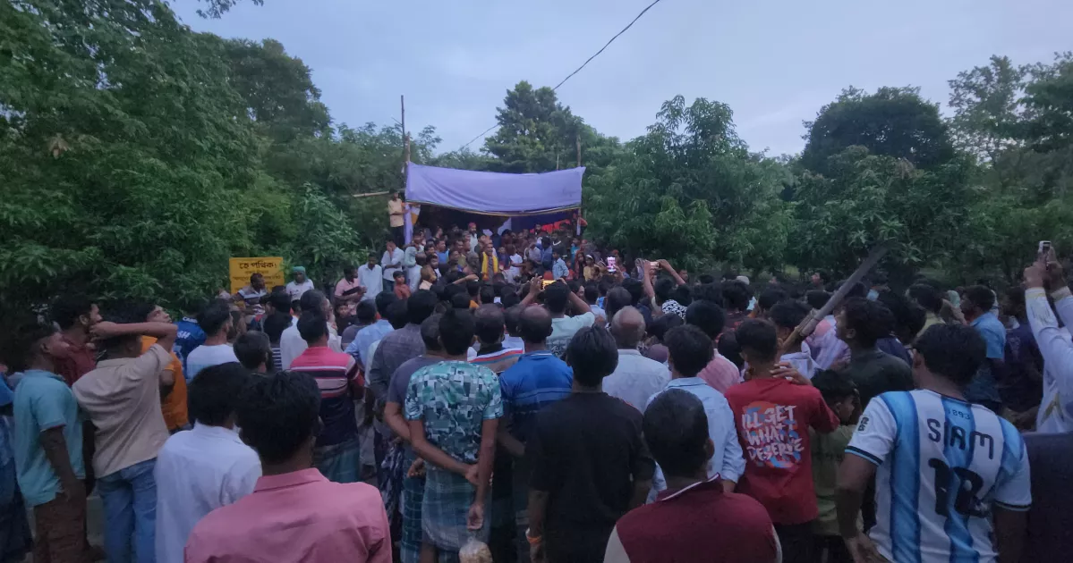 কলাগাছের ভেলাবাইচ দেখতে উপচে পড়া ভিড়