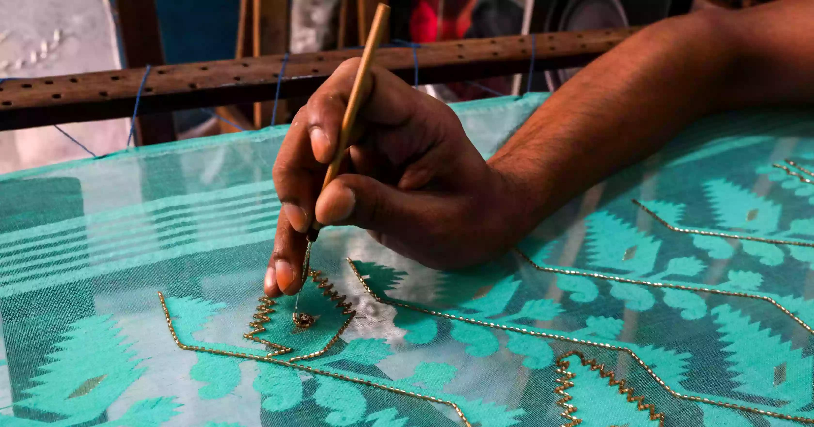 সৌন্দর্যের বুননে ব্যস্ত কারচুপির কারিগরেরা