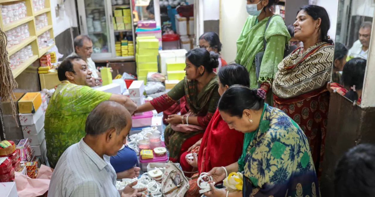 দুর্গাপূজা উপলক্ষে পুরান ঢাকায় ক্রেতাদের ভিড়