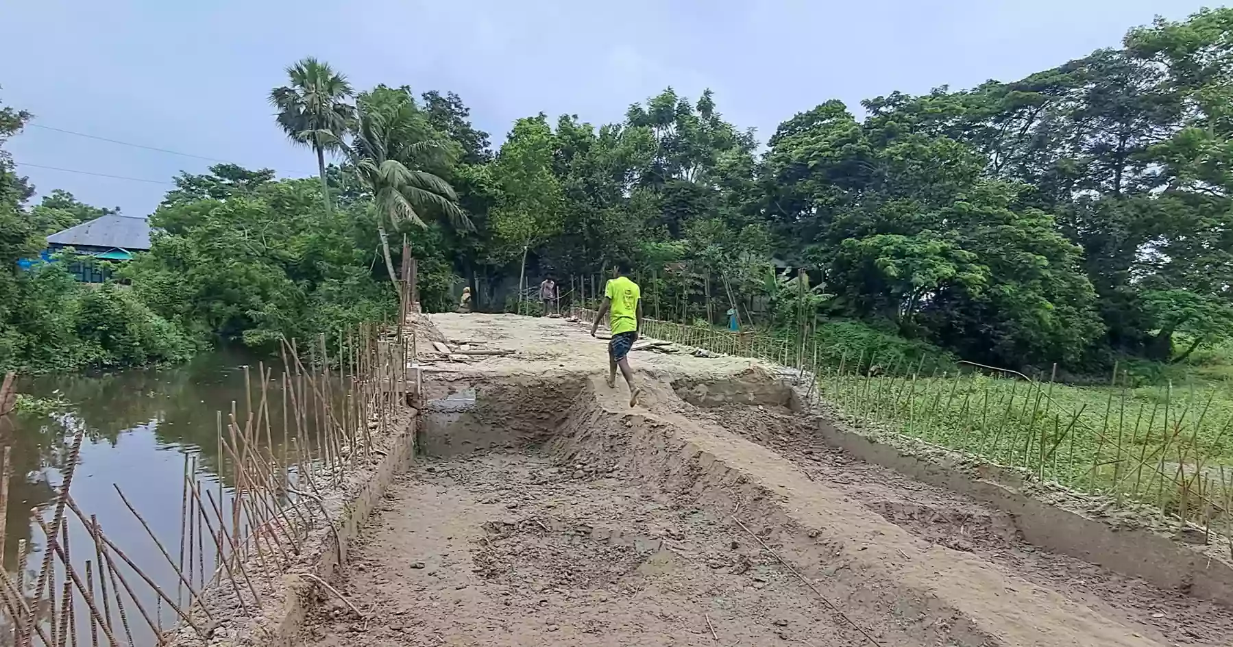 নির্মাণকাজ শেষ হওয়ার আগেই চাঁদপুরে সেতুতে ফাটল