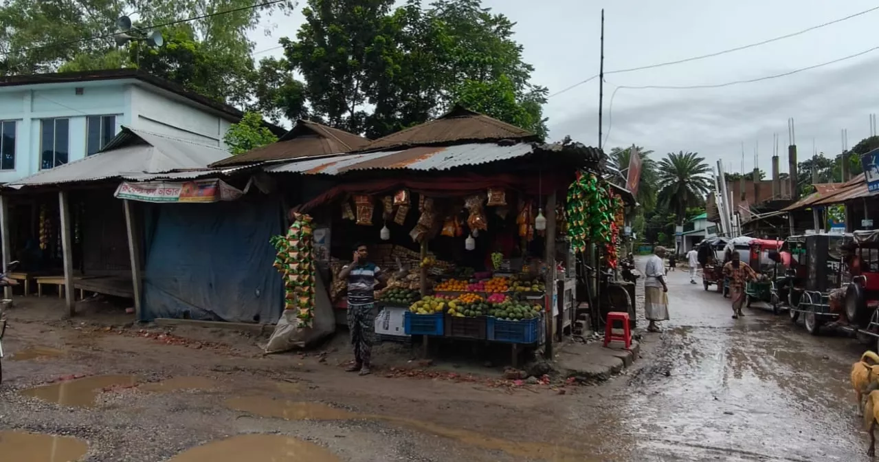 আদিতমারীতে অবৈধ স্থাপনার দখলে সরকারি জমি, ঈদগাহ-সড়কের ধারে বসছে হাট