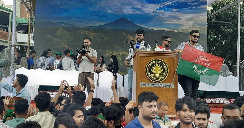 শাহবাগের সমাবেশে দলে দলে জড়ো হচ্ছে ছাত্রদল