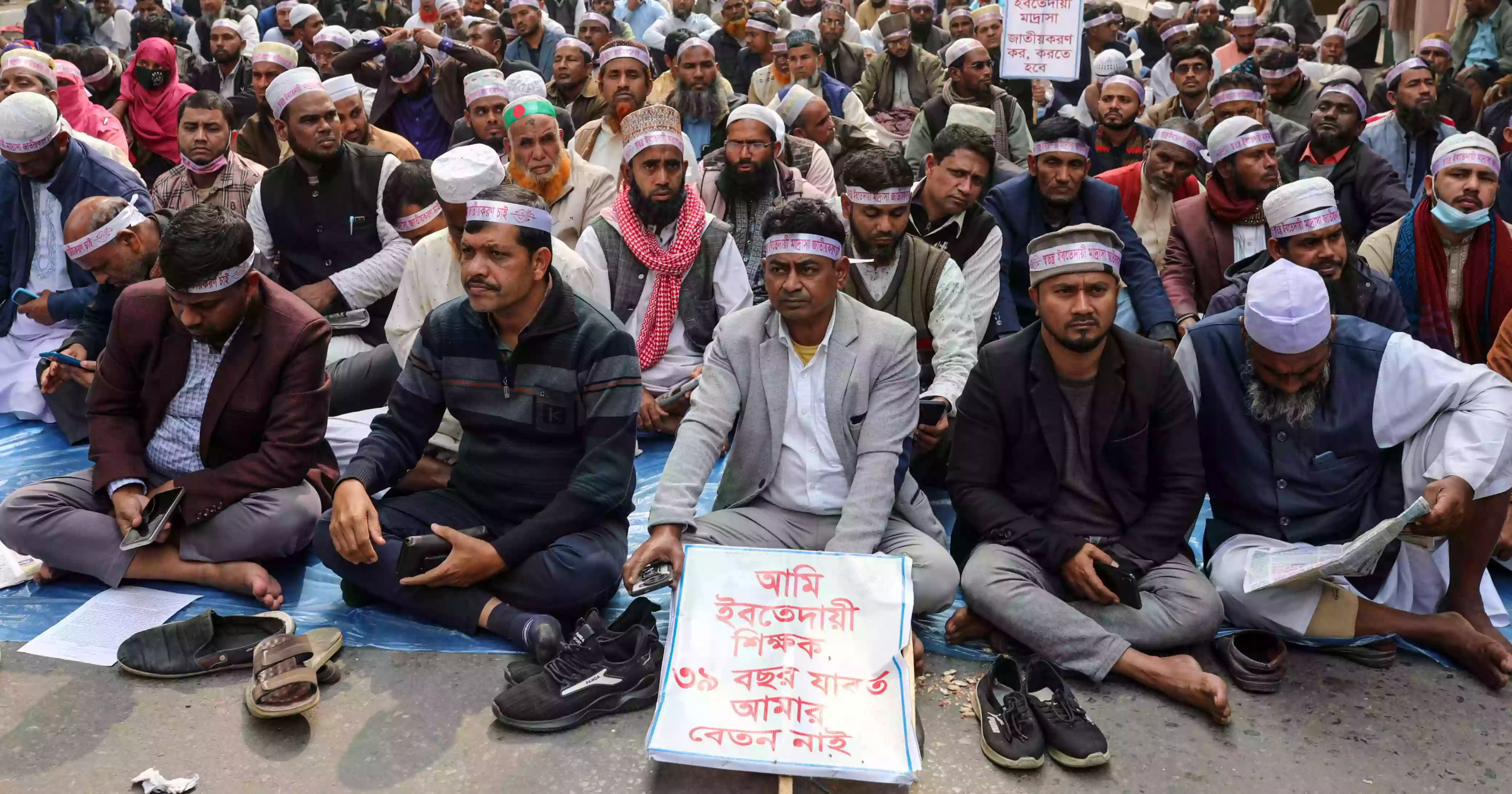 জাতীয়করণের দাবি: শাহবাগে অবস্থান নিয়েছেন ইবতেদায়ি শিক্ষকরা