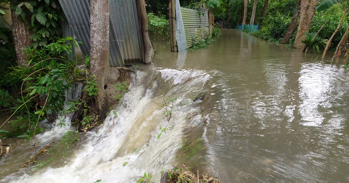 মেঘনার পানি বিপৎসীমার ওপরে, চাঁদপুরের উপকূলীয় অঞ্চল প্লাবিত