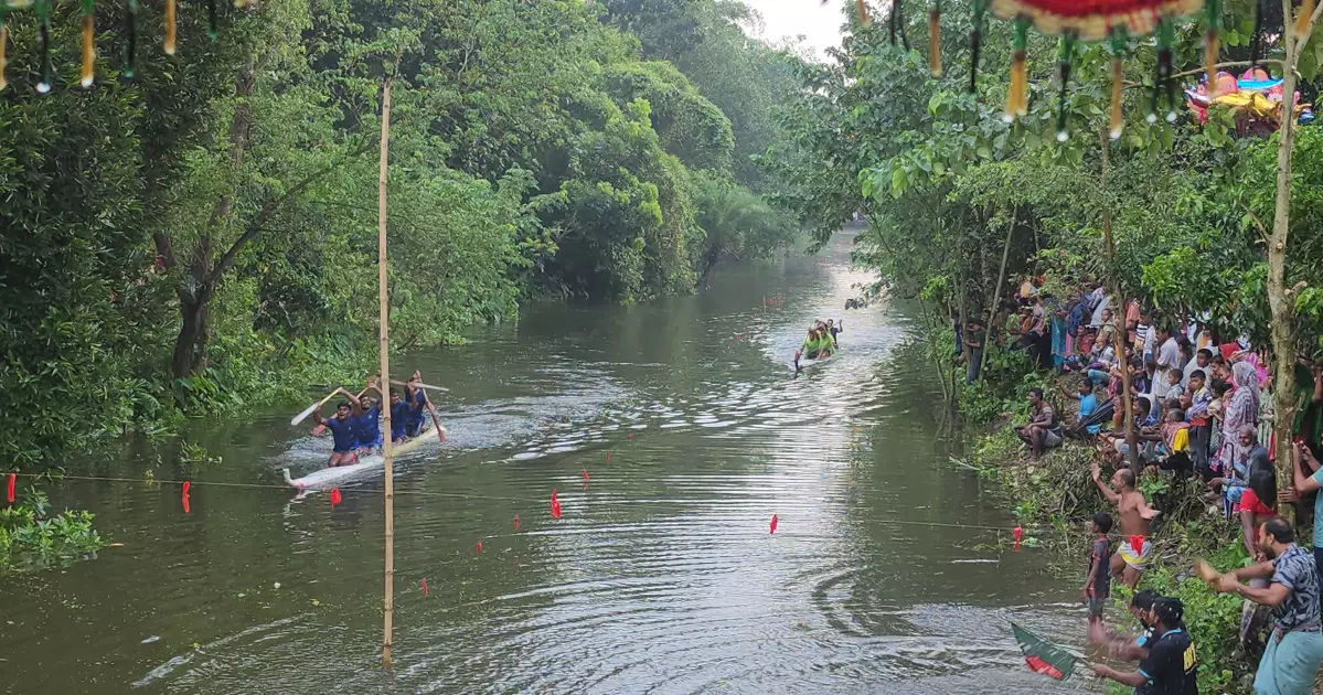 কলাগাছের ভেলাবাইচ দেখতে উপচে পড়া ভিড়