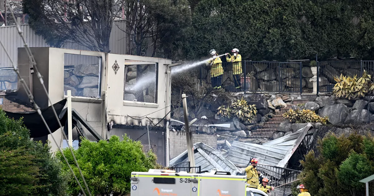 অস্ট্রেলিয়ায় দাবানলে ৪০টি বাড়ি ভস্মীভূত, এক ফায়ার ফাইটার নিহত