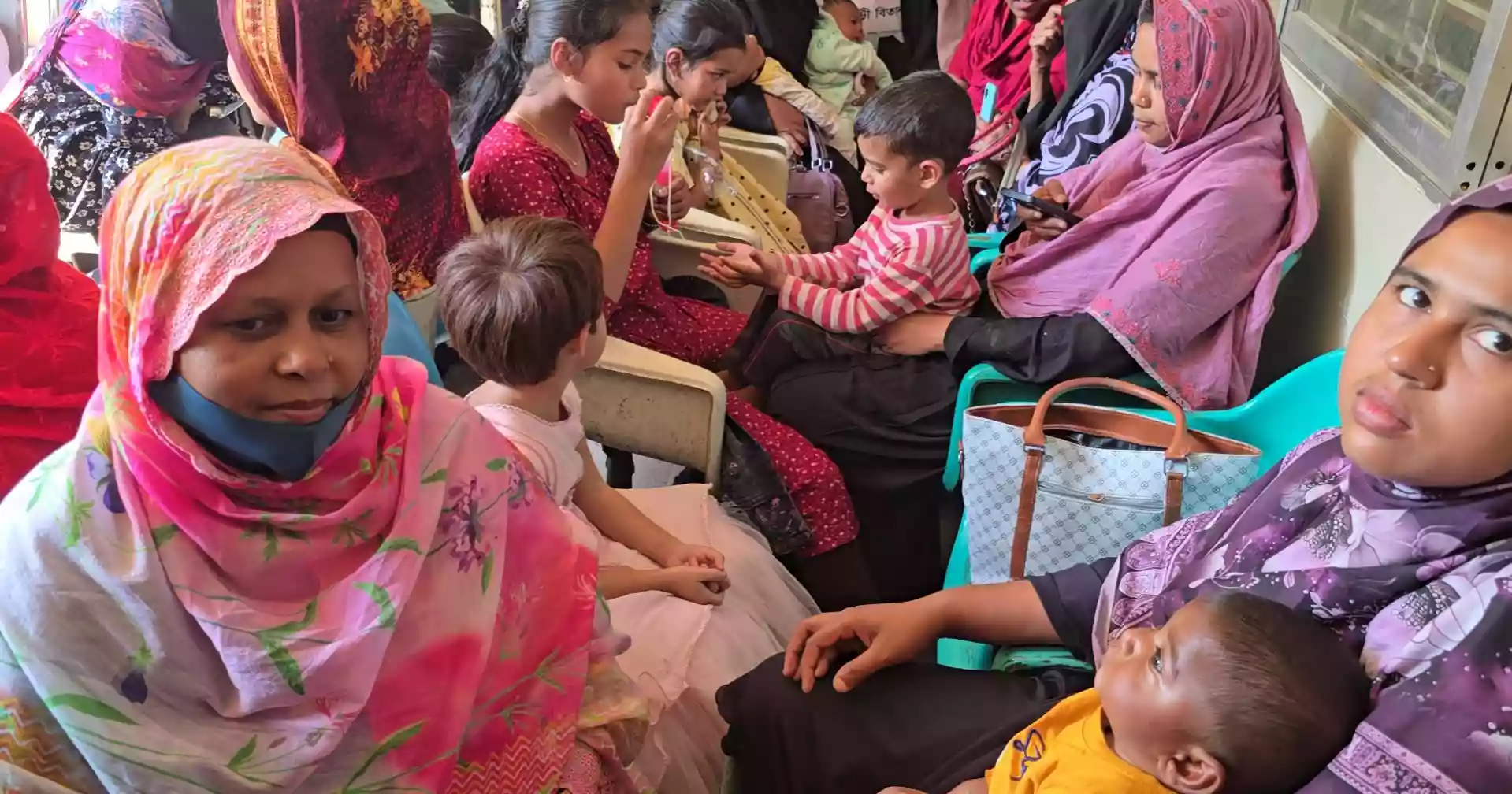 ঋতু পরিবর্তনে ফরিদপুরে শিশুদের অসুখ বাড়ছে, হাসপাতালে ভিড়