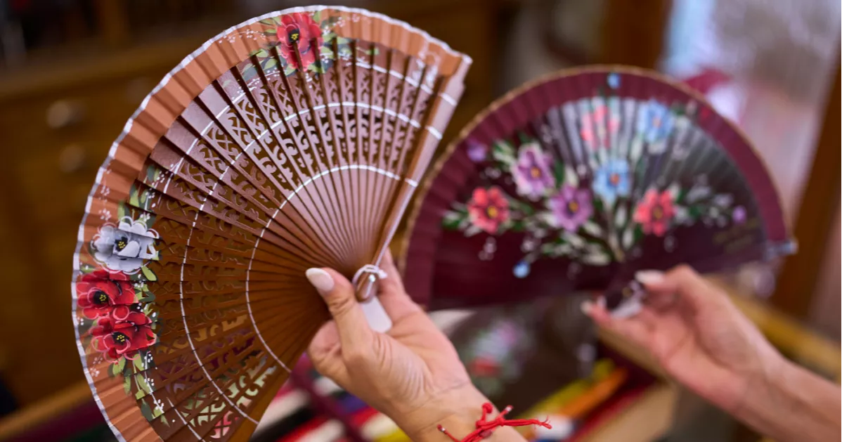 তীব্র গরমে স্পেনে বাড়ছে হাতপাখার কদর