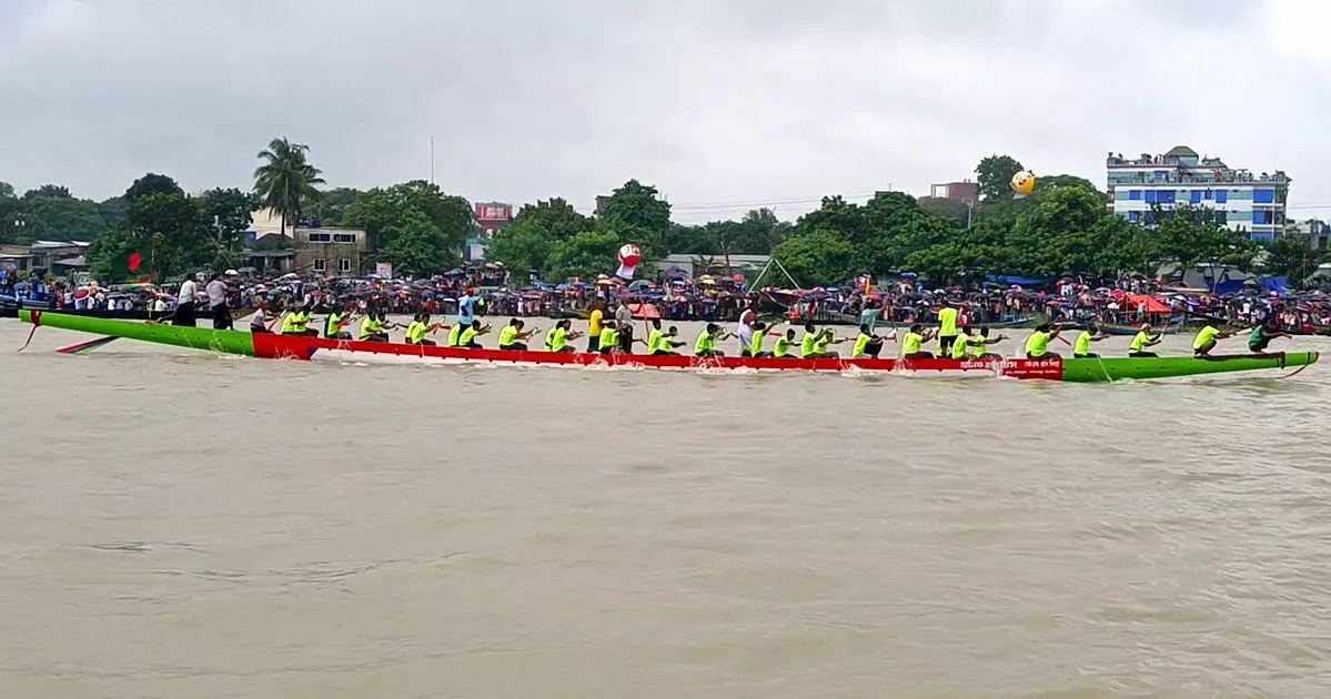 মানিকগঞ্জের কালিগঙ্গায় ঐতিহ্যবাহী নৌকাবাইচ অনুষ্ঠিত