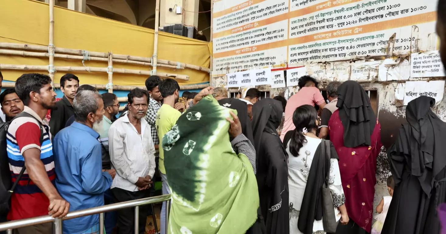 ঈদের ছুটি শুরু, ঢাকা ছাড়ছে লাখো মানুষ